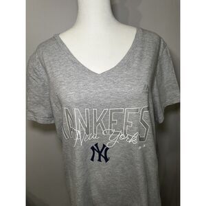 New York Yankee MLB Adult Woman's Gray V Neck T-Shirt Size Large Majestic NWT‎